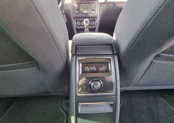 Skoda Superb cena 35600 przebieg: 239700, rok produkcji 2012 z Ostrów Lubelski małe 562